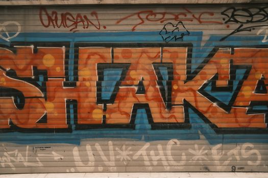 Graffiti coloré avec le mot 